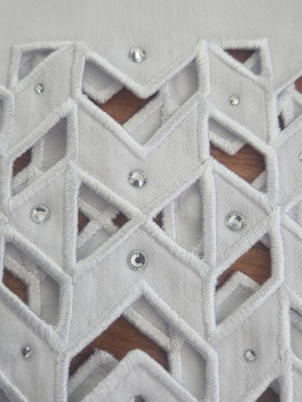 Joeseph Ribkoff White Cropped Jeans with Laser-Cut Hem Detail - Picture 5 of 8
